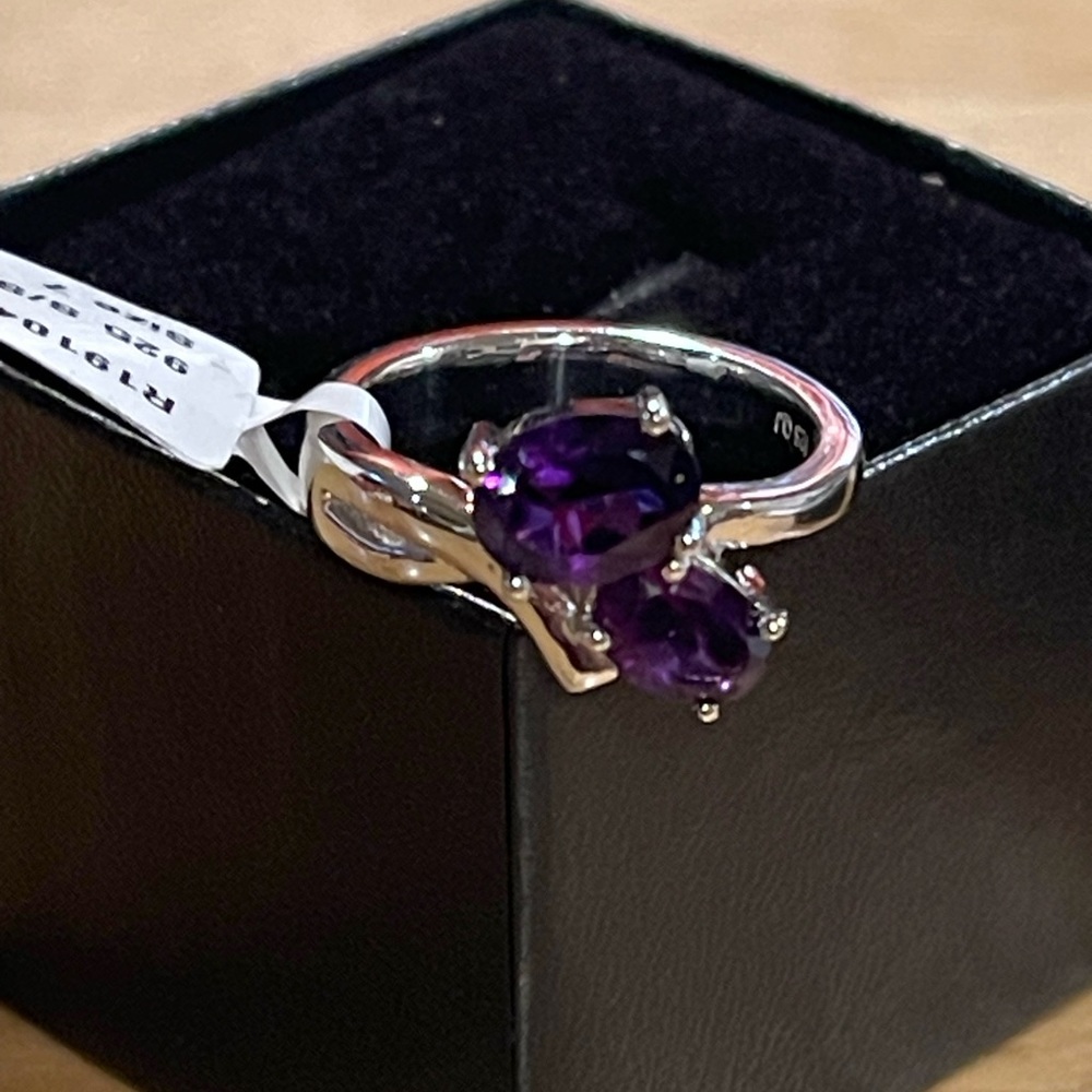 Elegant ladies authentic amethyst ring. 1.15 CTW.
